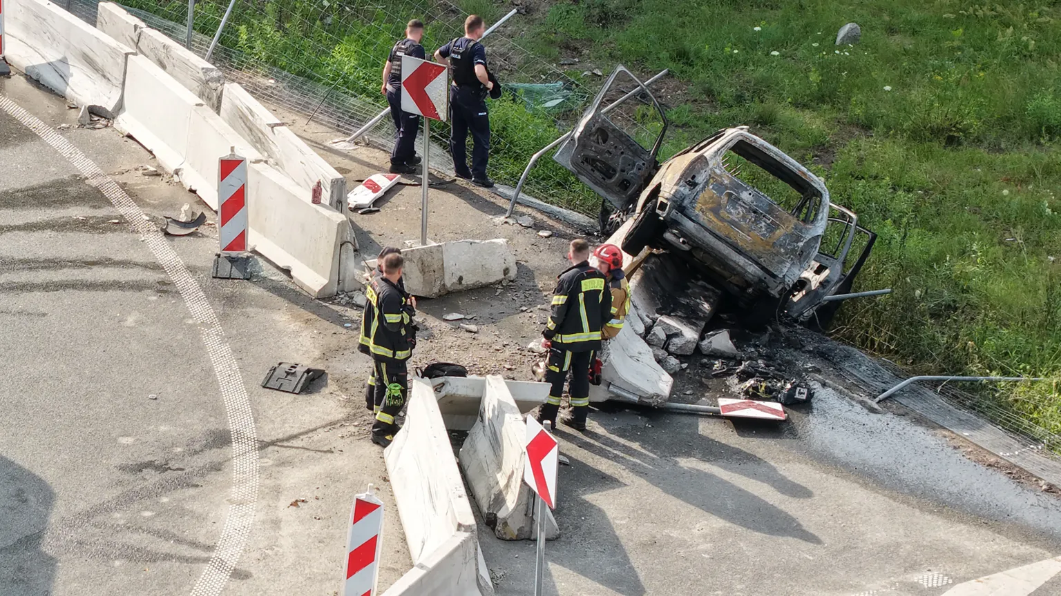 Samochód spłonął po uderzeniu w bariery na zjeździe z S17. Kierowca zbiegł