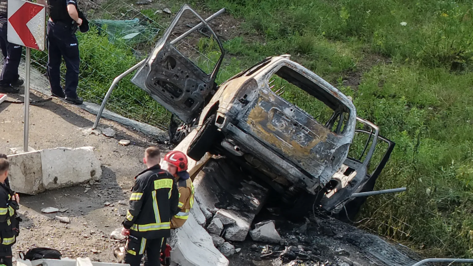 Samochód spłonął po uderzeniu w bariery na zjeździe z S17. Kierowca zbiegł