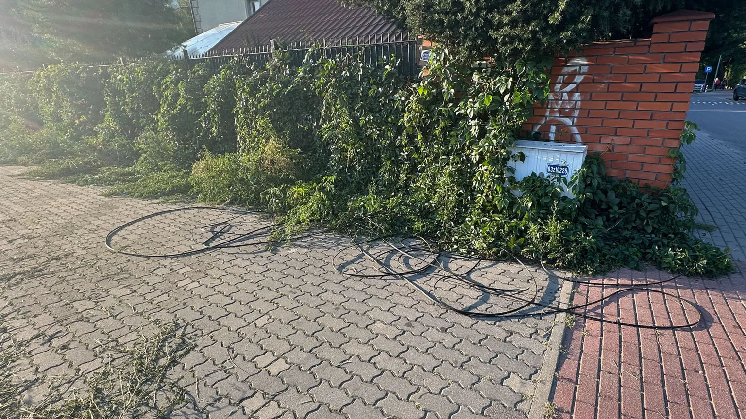 Śmieciarka zerwała kable nad ul. Fabryczną. To światłowód i telefon, nie prąd
