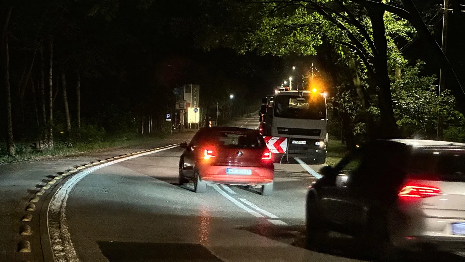 Drugi wieczór remontu na łuku 1 Praskiego Pułku. Ruchem kierują, ale nie zawsze