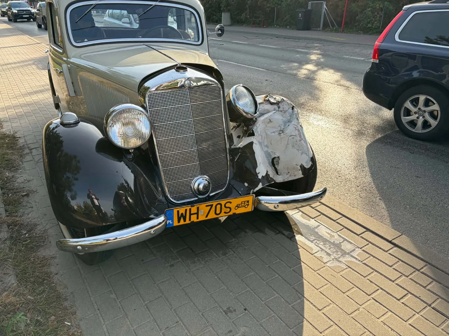 Stłuczka na Wspólnej. Zabytkowy Mercedes z rozbitą chłodnicą został na chodniku