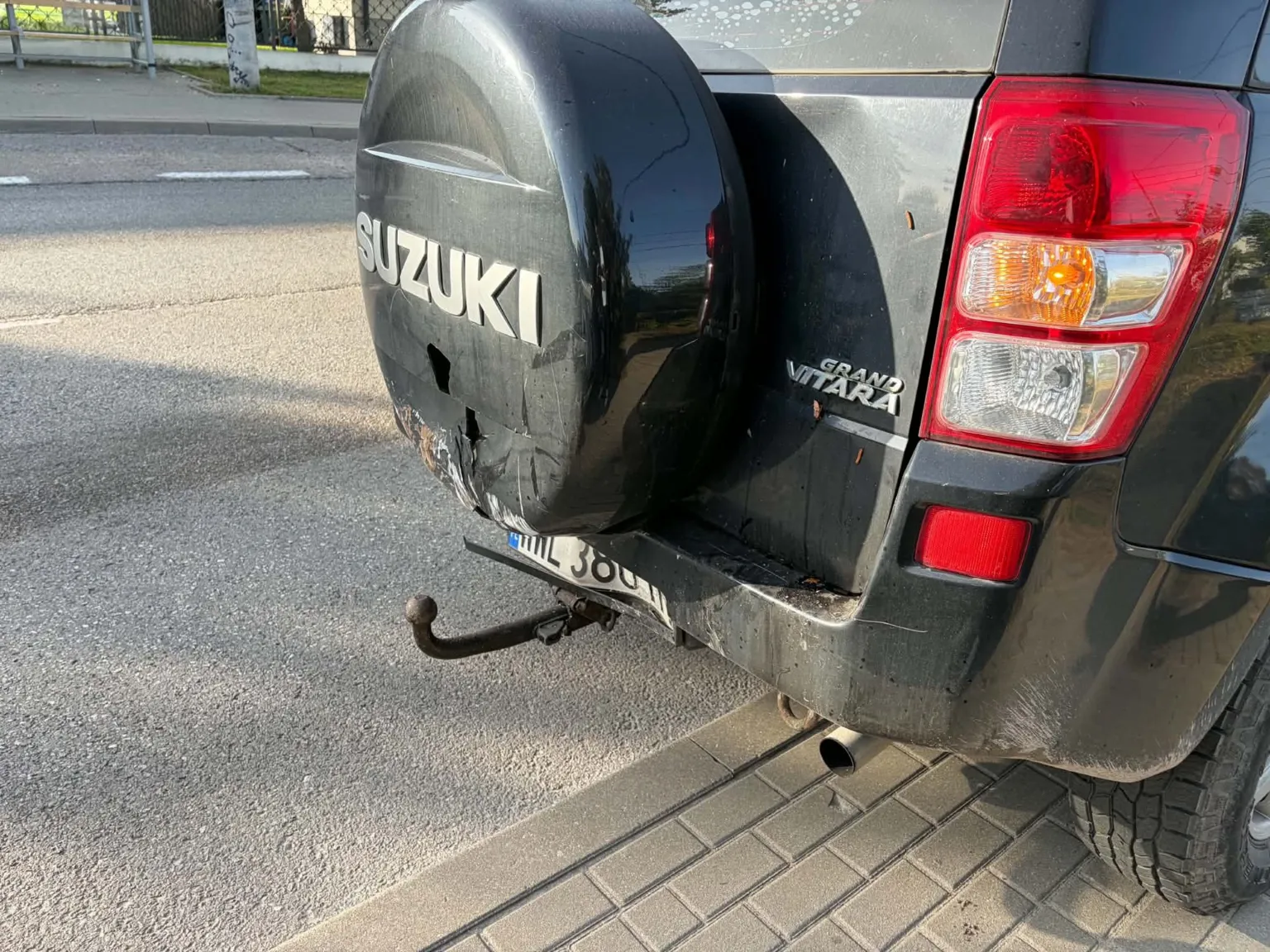 Stłuczka na Wspólnej. Zabytkowy Mercedes z rozbitą chłodnicą został na chodniku