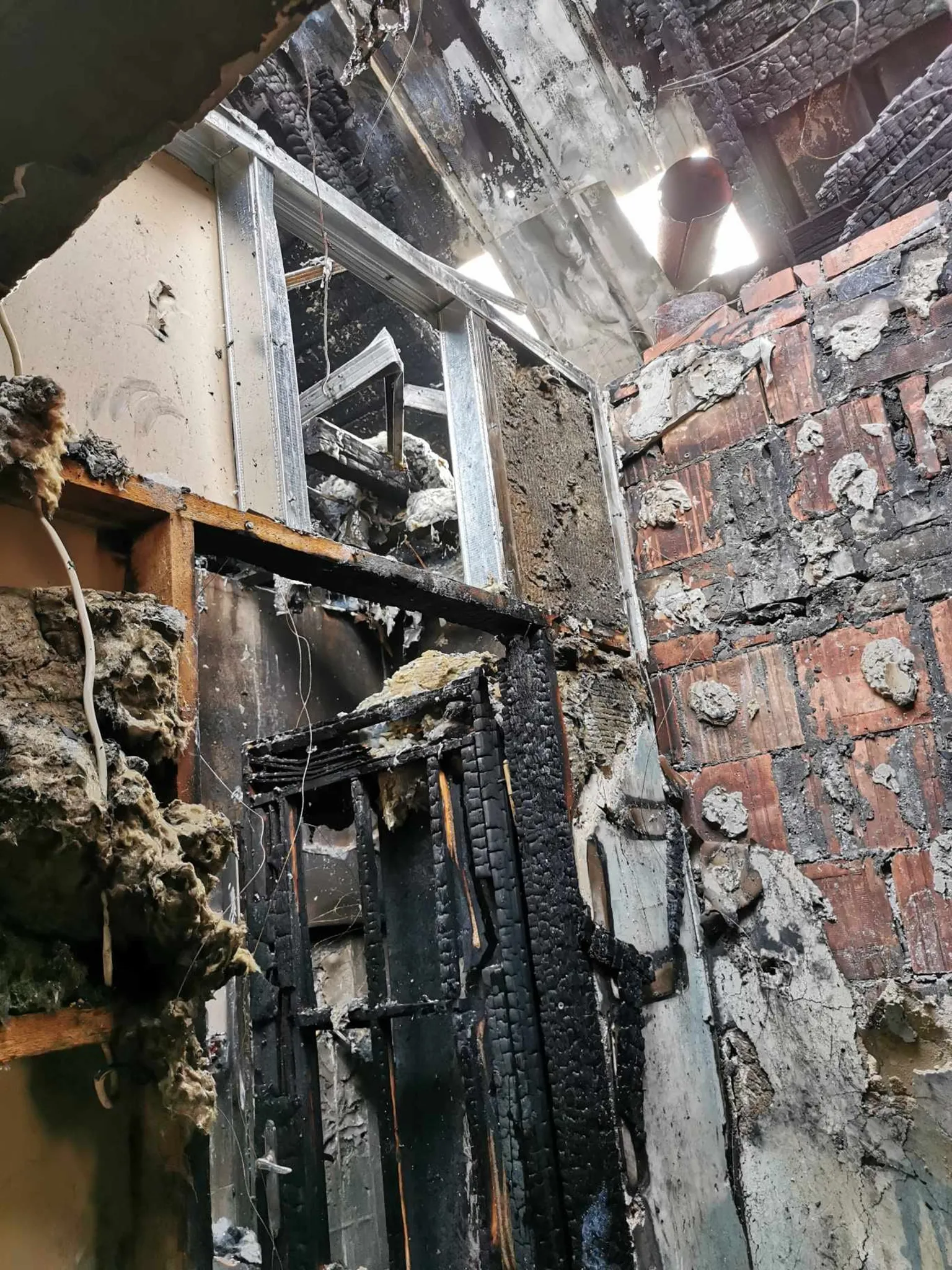 Pożar domu jednorodzinnego na osiedlu Zielona w dzielnicy Wesoła