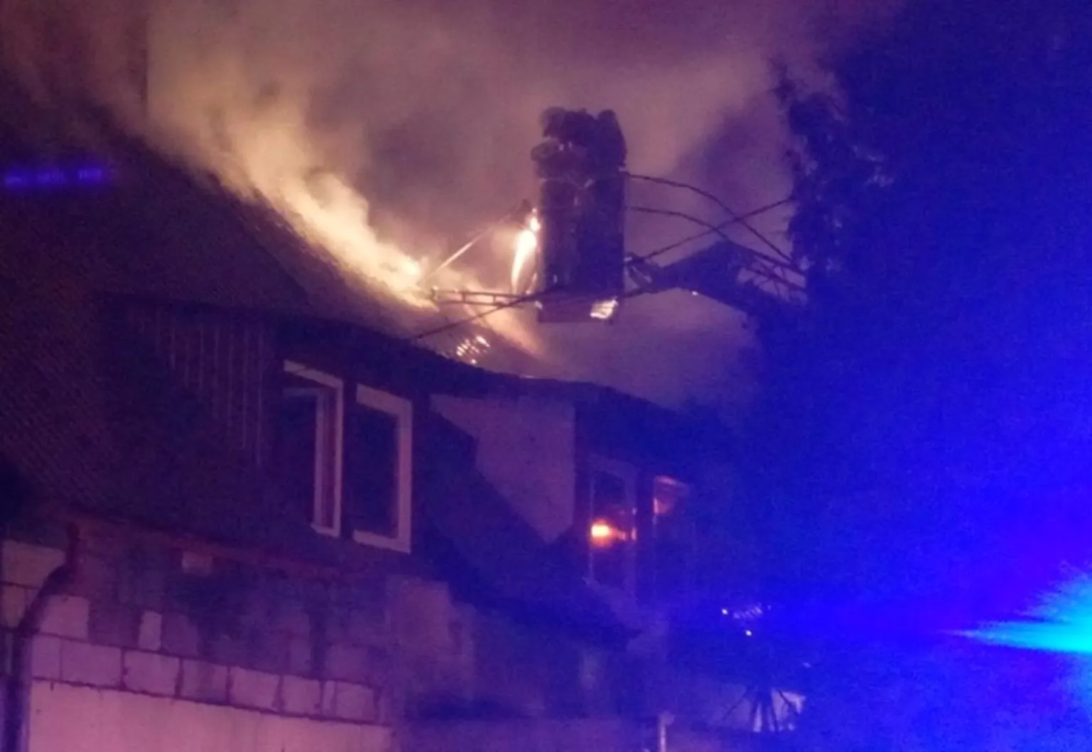 Pożar domu jednorodzinnego na osiedlu Zielona w dzielnicy Wesoła