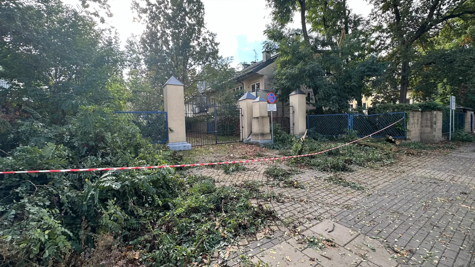 Gałęzie i taśma przy bramie osiedla Akacjowa, ul. Dworkowa, 15 października 2026