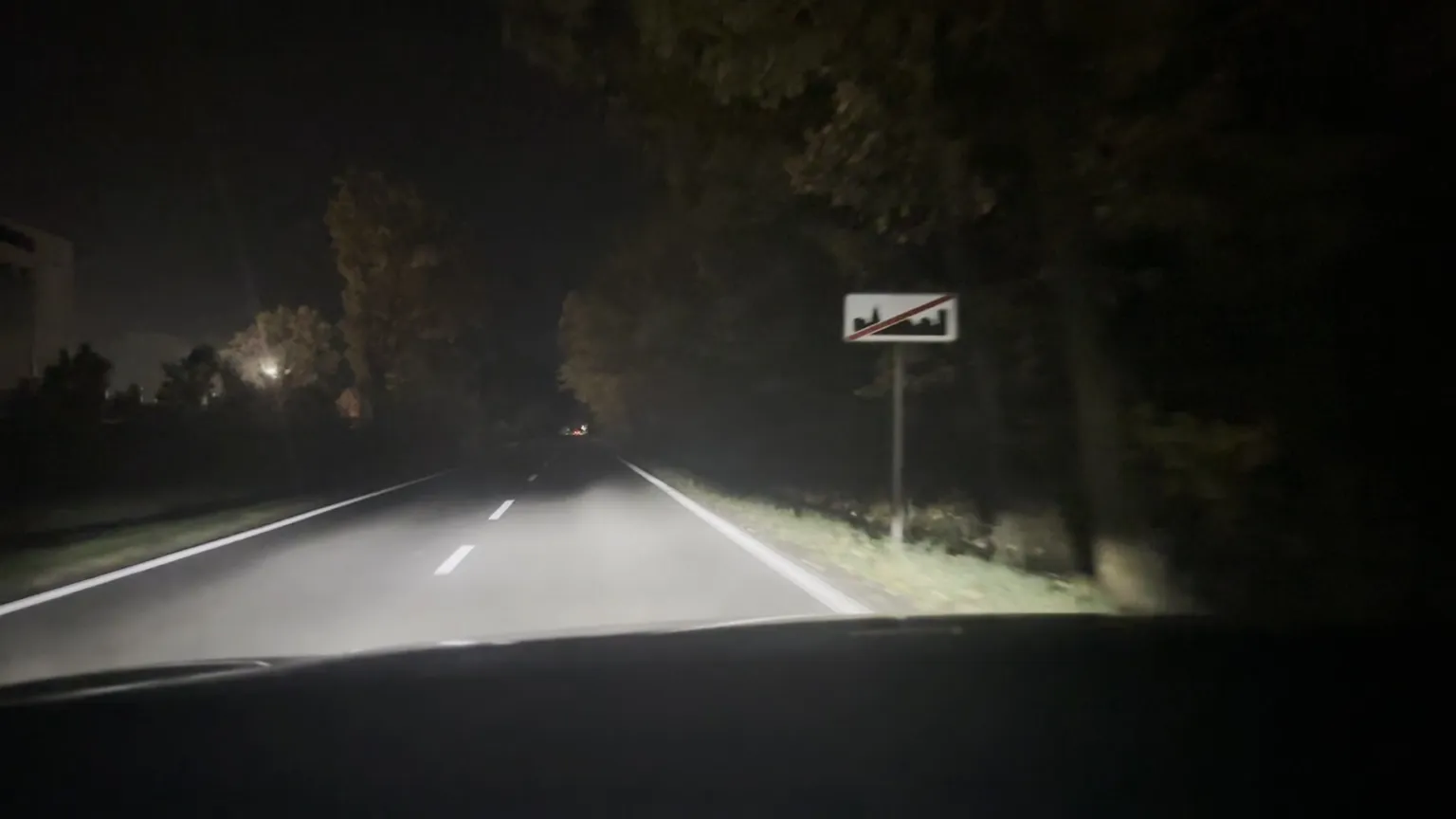Od Rembertowa kierowcy mijają przed rondem tablicę końca obszaru zabudowanego. Kadr z nagrania, noc z 23 na 24 października 2026 roku