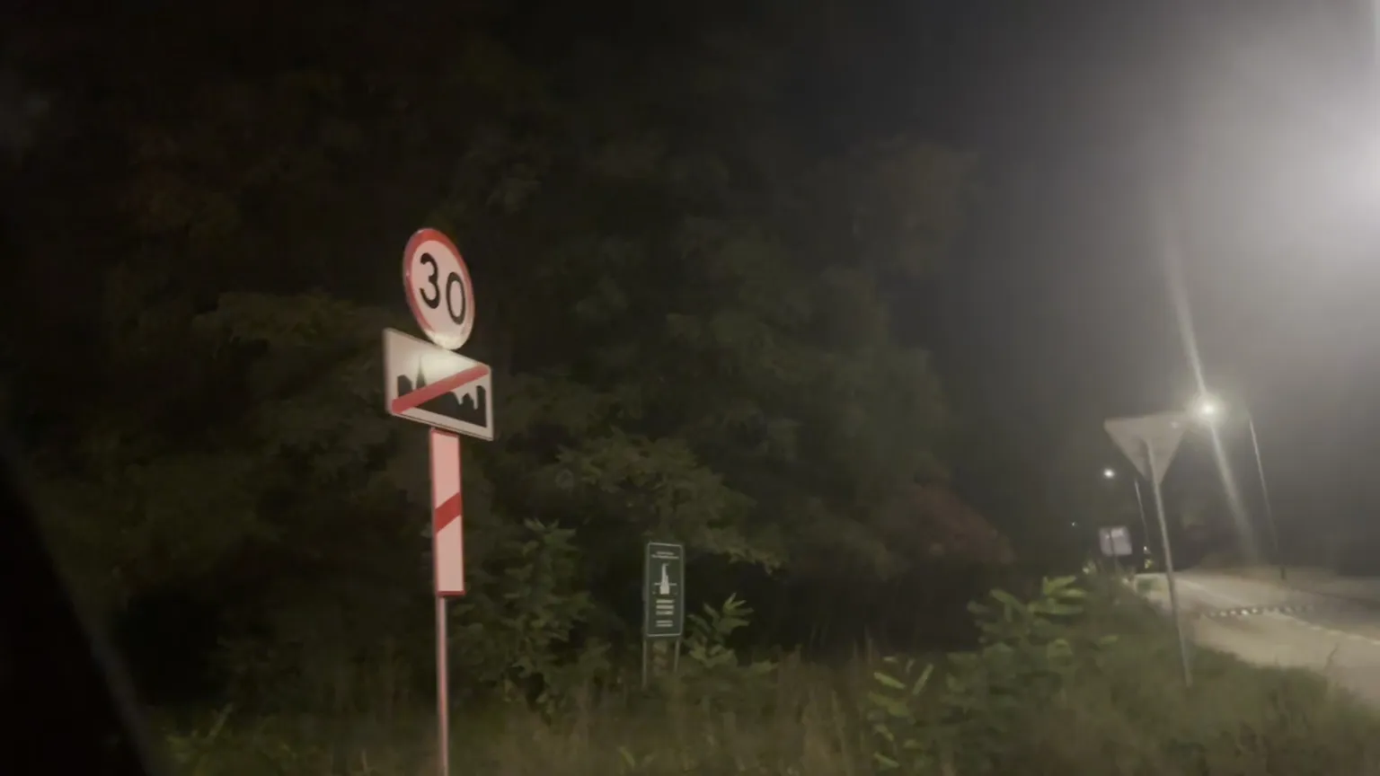 Od strony torów tablica końca obszaru zabudowanego wisi pod znakiem 30 km/h. Kadr z nagrania, noc z 23 na 24 października 2026 roku