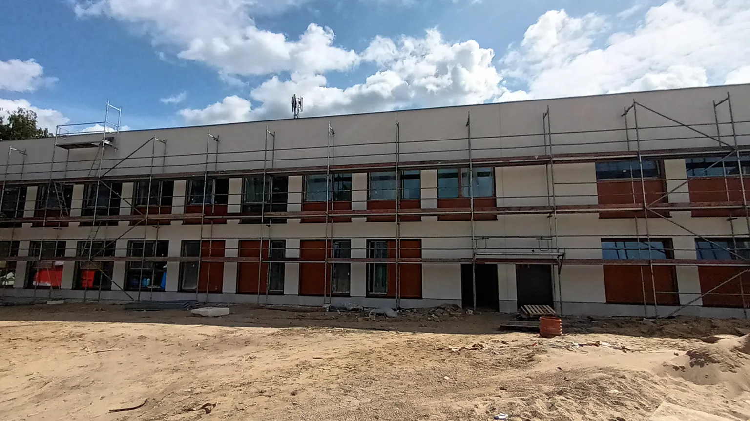 Postępy budowy nowoczesnego liceum w Wesołej