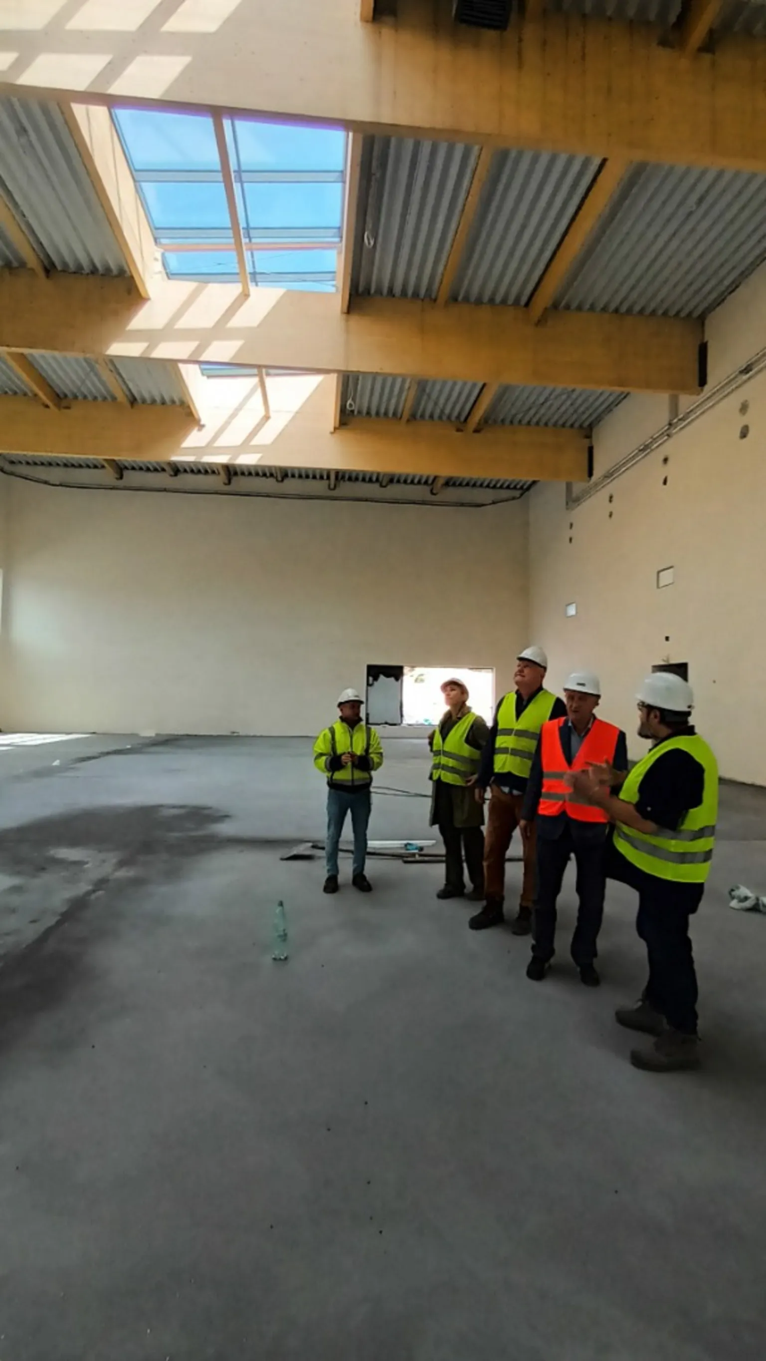 Postępy budowy nowoczesnego liceum w Wesołej