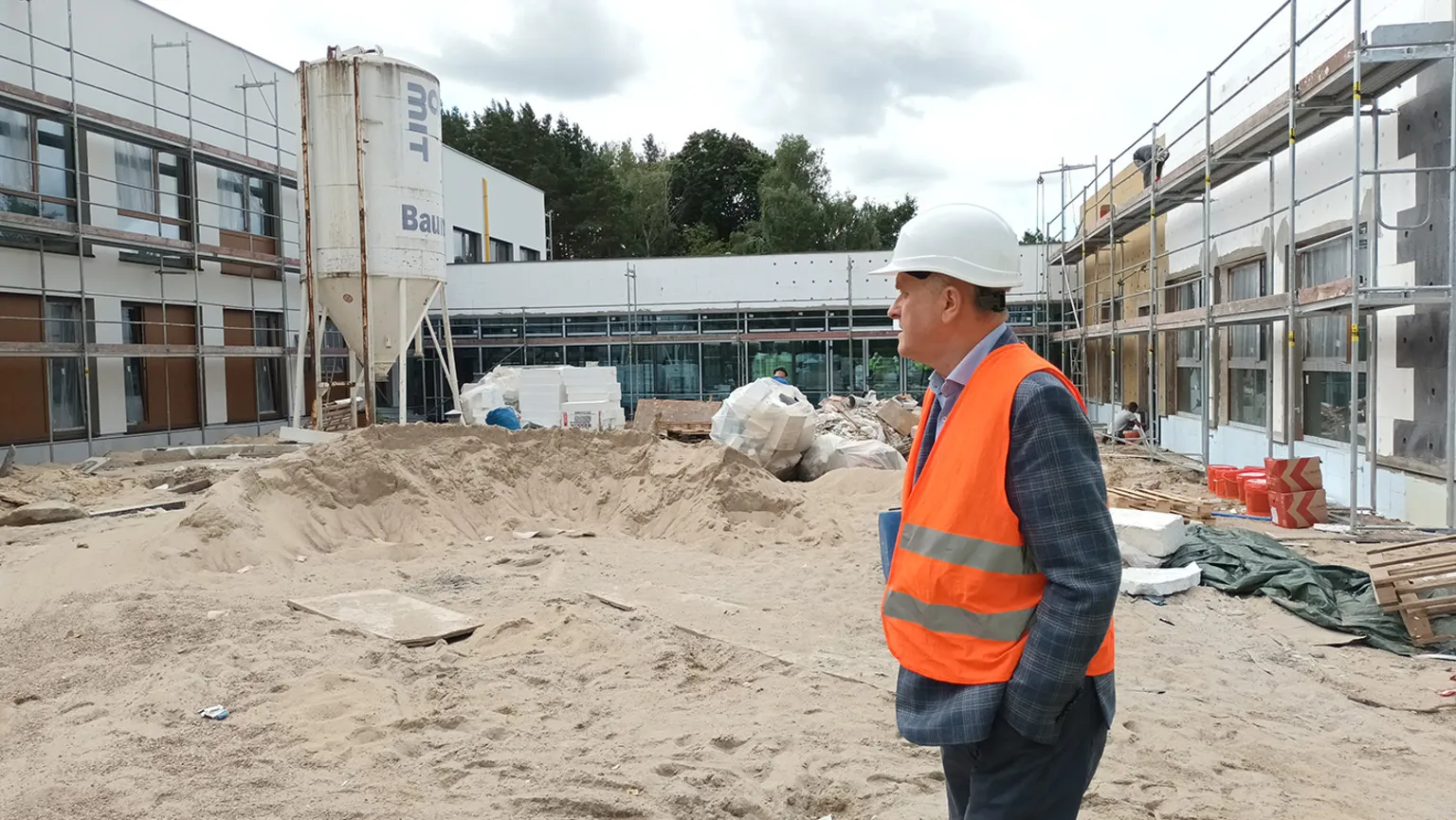 Postępy budowy nowoczesnego liceum w Wesołej