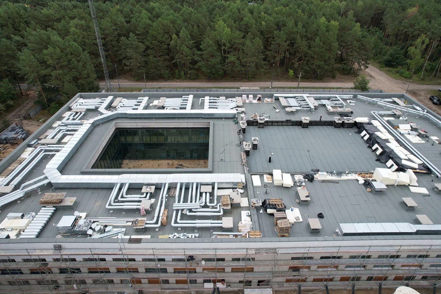 Postępy budowy nowoczesnego liceum w Wesołej