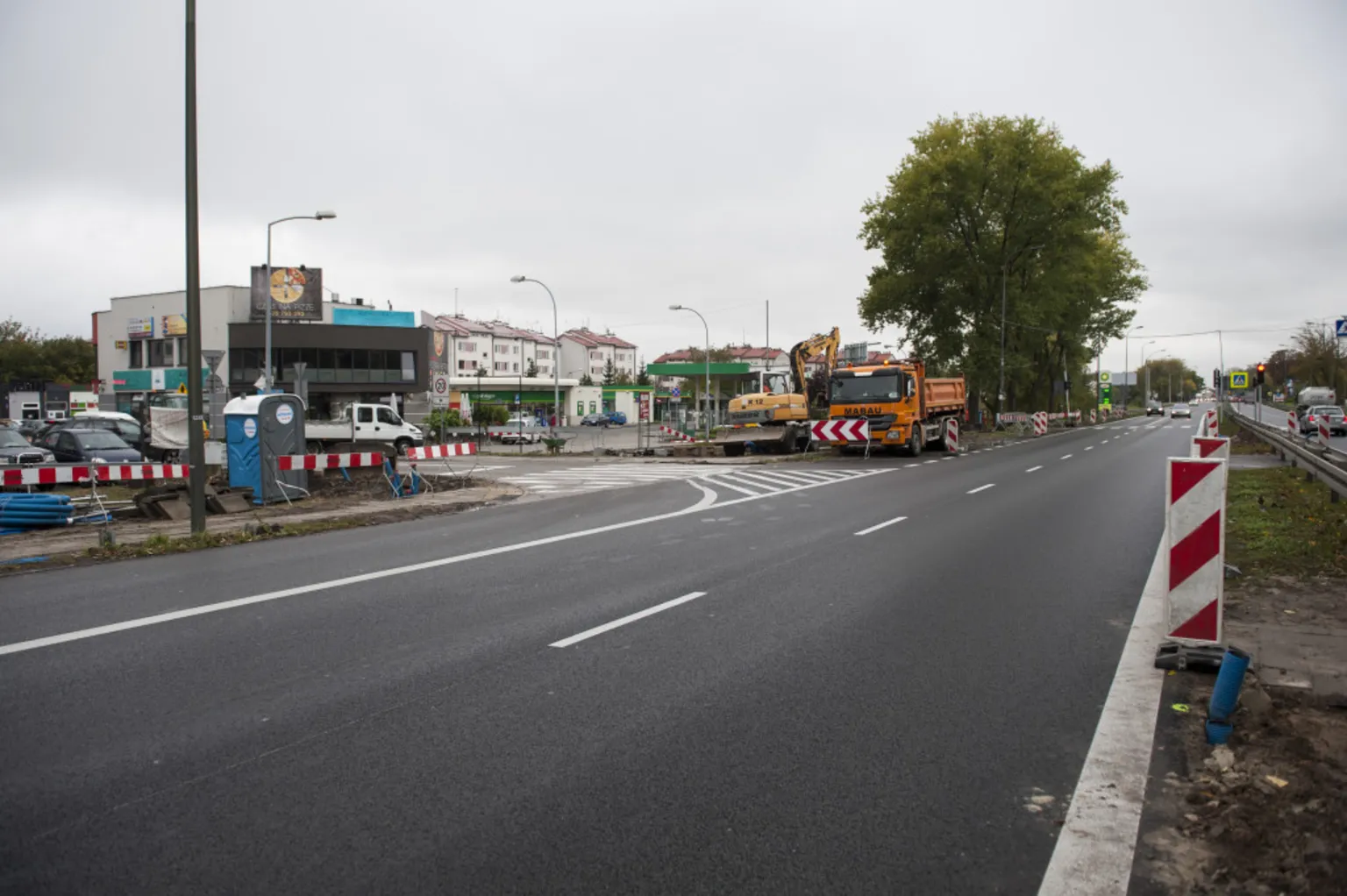 Zamknięty wyjazd z ul. Fabrycznej - budowa świateł, chodnika i przystanku