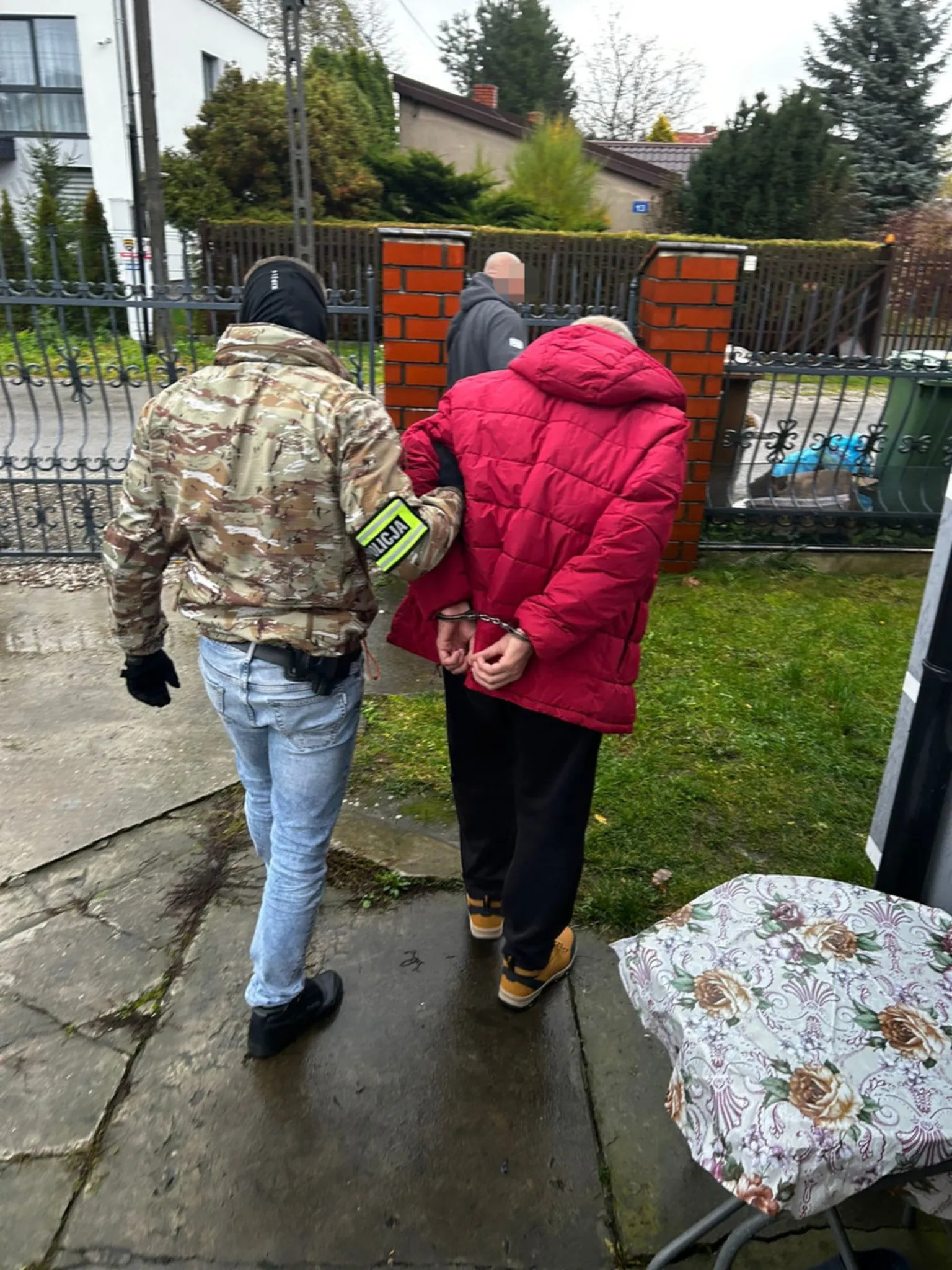 Zatrzymanie podejrzanego o oszustwo metodą „na policjanta” na terenie Wesołej – działania policji i apel o ostrożność