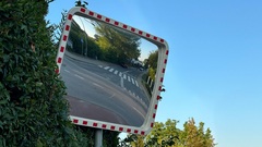 Zdjęcie do artykułu Nowe lustra drogowe poprawią bezpieczeństwo na ul. Jana Pawła II