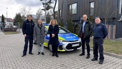 Zdjęcie do artykułu Nowy radiowóz w Wesołej – wsparcie dla lokalnej Policji i rozmowy o bezpieczeństwie