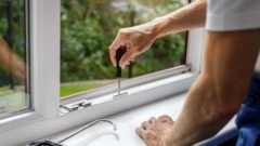 Zdjęcie do artykułu Profesjonalny serwis okien. Jak rozpoznać dobrego fachowca i nie dać się naciągnąć?