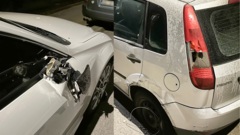 Rajd ciasnymi uliczkami Starej Miłosny. Dwa rozbite auta, sprawca uciekł