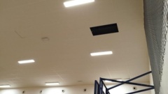 Hala sportowa SP 171 już do poprawki. Kto odpowiada za odpadający sufit?