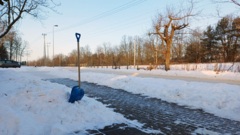 Kto ma obowiązek odśnieżyć chodnik przylegający do prywatnej nieruchomości?