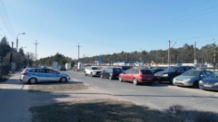 Kolejne odholowania przy PKP Wesoła. Policja ponownie usuwa auta z ul. Głowackiego