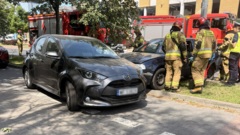 Wypadek na ul. Jana Pawła II w Starej Miłośnie. Skoda uderzyła w zaparkowaną mazdę