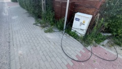 Śmieciarka zerwała kable nad ul. Fabryczną. To światłowód i telefon, nie prąd