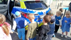 Zdjęcie do artykułu Policjanci i maskotka Borsuk uczą bezpieczeństwa w przedszkolu "Na Górce"