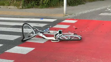 Zdjęcia do artykułu Tragiczny wypadek na skrzyżowaniu Jana Pawła II i Cieplarnianej: potrącenie matki i dziecka na rowerze