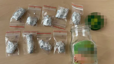 Zdjęcie do artykułu Zamiast musztardy marihuana – policja zatrzymała 48-latka w sklepie