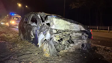 Zdjęcie do artykułu Wypadek na ulicy Czecha w Wawrze: samochód w ogniu