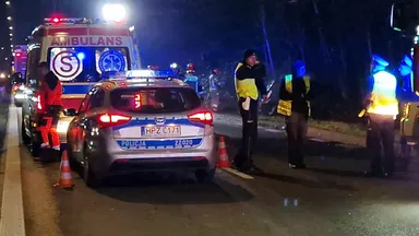 Wypadek na ulicy Czecha w Wawrze: samochód w ogniu