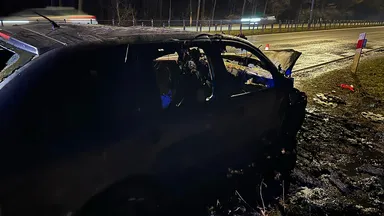 Wypadek na ulicy Czecha w Wawrze: samochód w ogniu