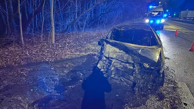 Wypadek na ulicy Czecha w Wawrze: samochód w ogniu