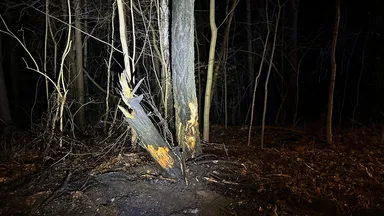 Wypadek na ulicy Czecha w Wawrze: samochód w ogniu