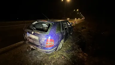 Wypadek na ulicy Czecha w Wawrze: samochód w ogniu