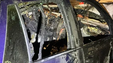 Wypadek na ulicy Czecha w Wawrze: samochód w ogniu