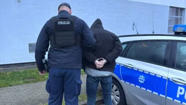 Zdjęcie do artykułu Zatrzymany z kradzioną toyotą i narkotykami – interwencja policji w Wesołej