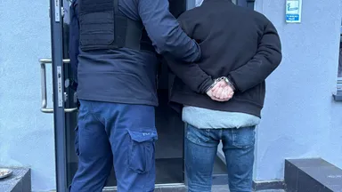 Zatrzymany z kradzioną toyotą i narkotykami – interwencja policji w Wesołej