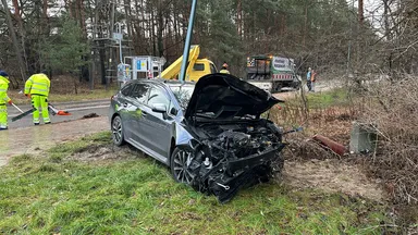 Wypadek w Wesołej na skrzyżowaniu Narutowicza i Mickiewicza – Subaru kontra autobus