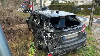 Wypadek w Wesołej na skrzyżowaniu Narutowicza i Mickiewicza – Subaru kontra autobus