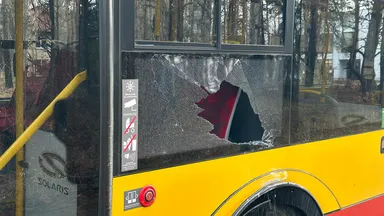 Wypadek w Wesołej na skrzyżowaniu Narutowicza i Mickiewicza – Subaru kontra autobus