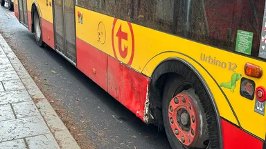 Wypadek w Wesołej na skrzyżowaniu Narutowicza i Mickiewicza – Subaru kontra autobus