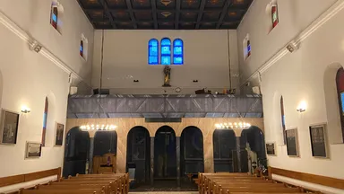 Odnowione witraże Jerzego Nowosielskiego w kościele pw. Opatrzności Bożej w Wesołej