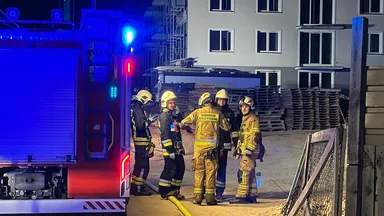 Pożar na budowie przy Rumiankowej w Wesołej – strażacy opanowali sytuację