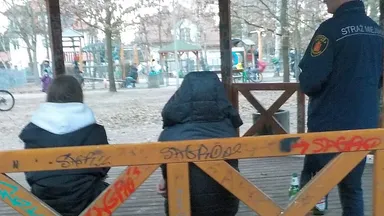Zdjęcie do artykułu Nieletnia z alkoholem na placu zabaw – interwencja straży miejskiej