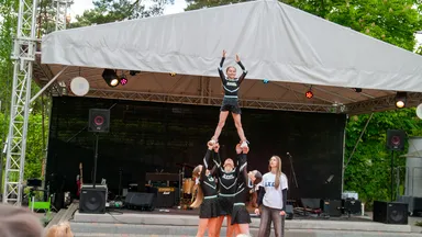 Wesoła Sąsiedzka Fiesta 2025 – muzyka, sztuka i ognisko pod chmurką