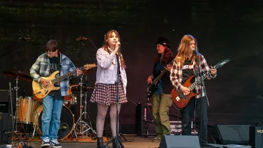 Wesoła Sąsiedzka Fiesta 2025 – muzyka, sztuka i ognisko pod chmurką