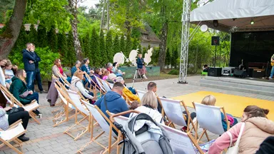 Wesoła Sąsiedzka Fiesta 2025 – muzyka, sztuka i ognisko pod chmurką