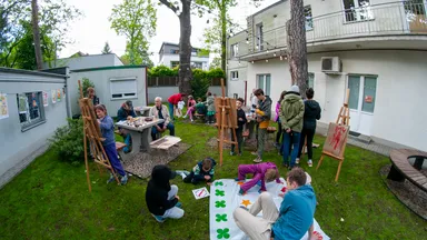 Wesoła Sąsiedzka Fiesta 2025 – muzyka, sztuka i ognisko pod chmurką