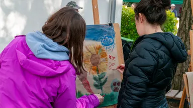 Wesoła Sąsiedzka Fiesta 2025 – muzyka, sztuka i ognisko pod chmurką